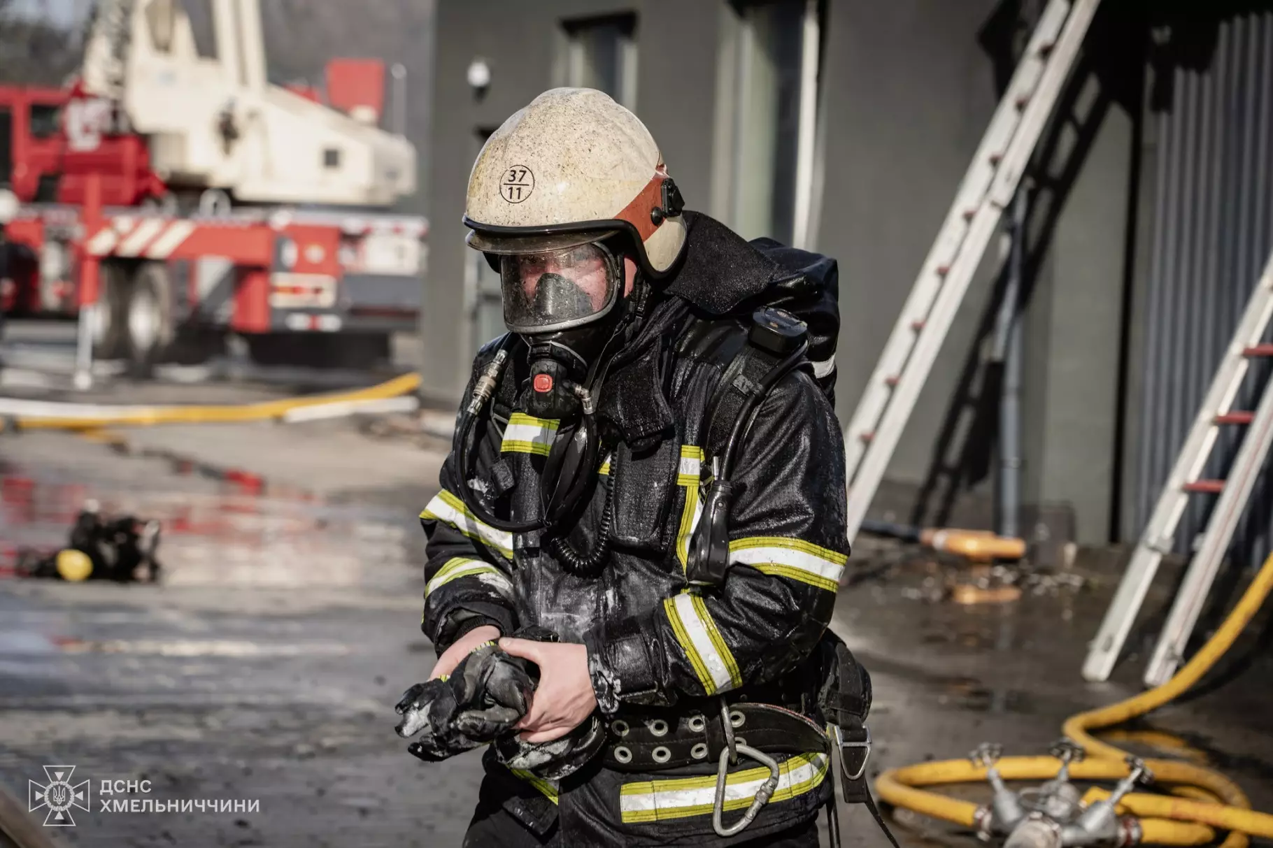 Новини Хмельницького - фото з 32 рятувальники гасили пожежу складу на Прибузькій (ФОТО, ВІДЕО)