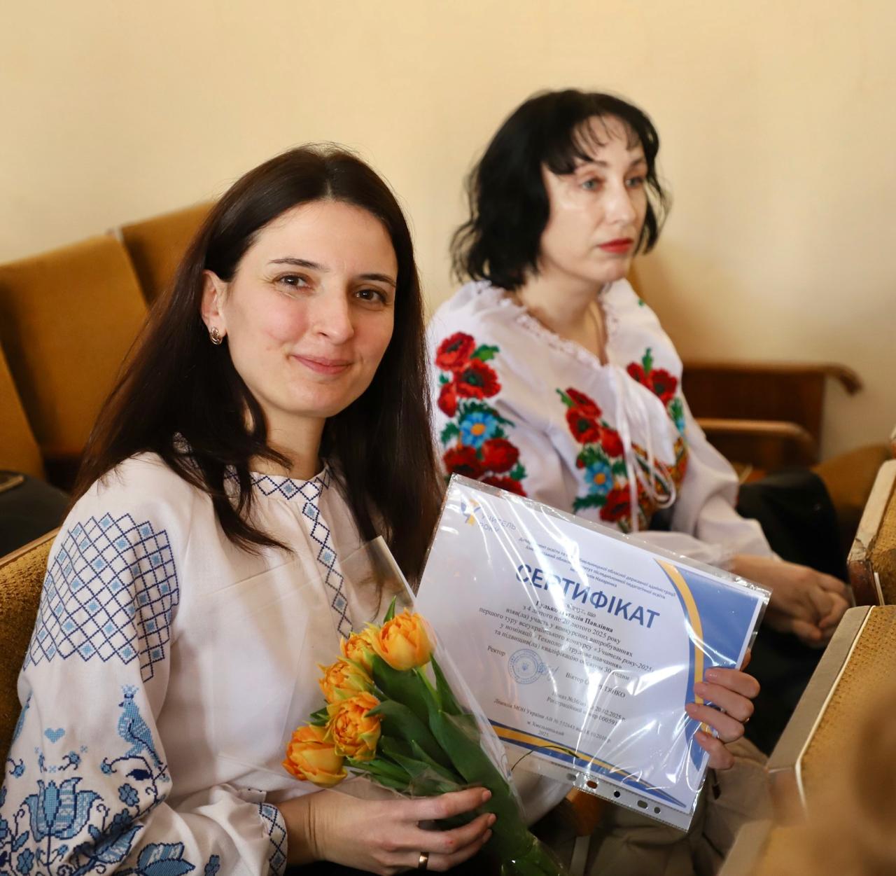 На зображенні може бути: 2 людини та текст