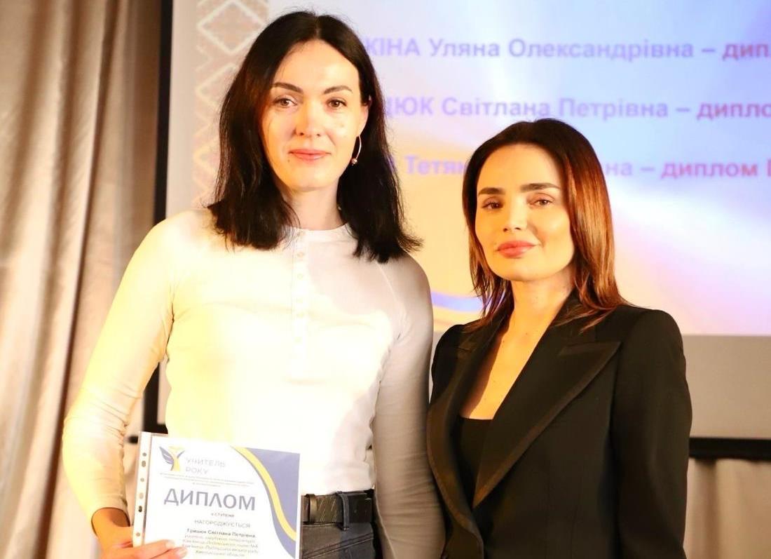 На зображенні може бути: 2 людини та текст