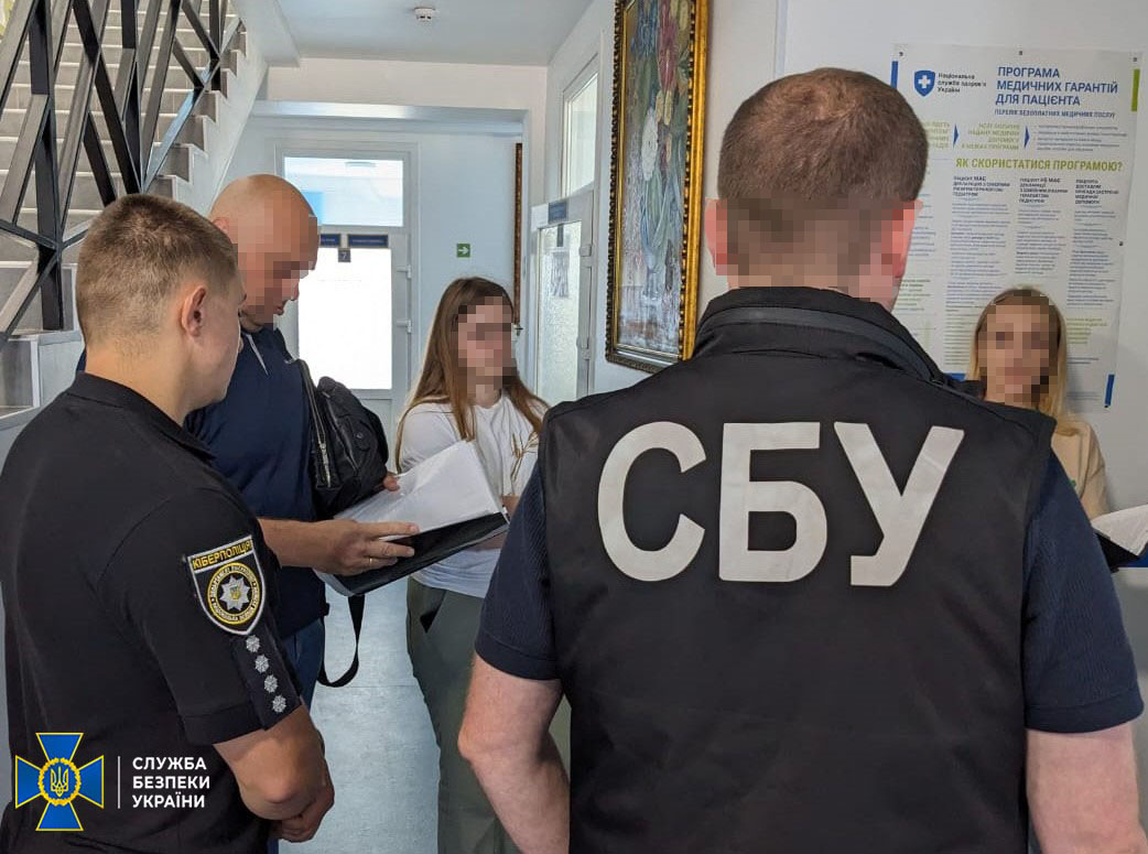 На зображенні може бути: 4 людини та текст