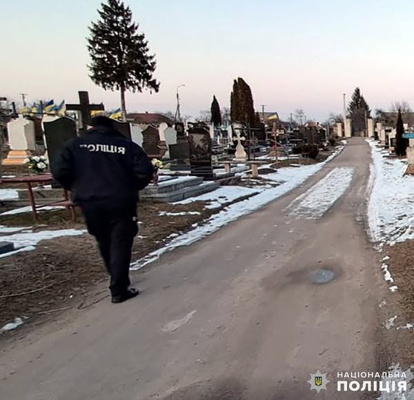 Новини Житомира - фото з 54-річному мешканцю Романова за наругу над могилами військових оголосили підозру
