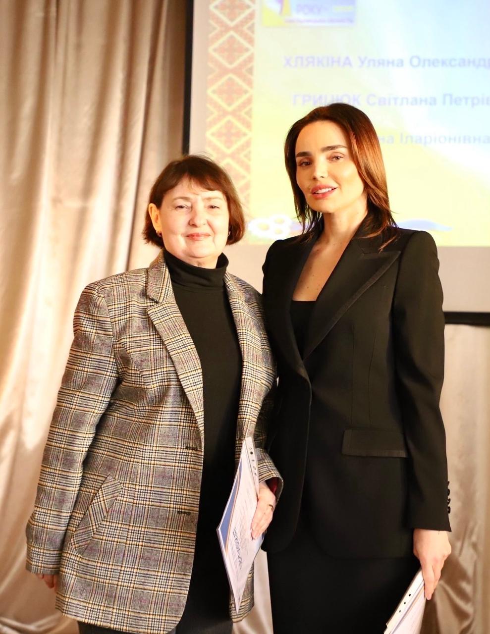 На зображенні може бути: 2 людини та текст