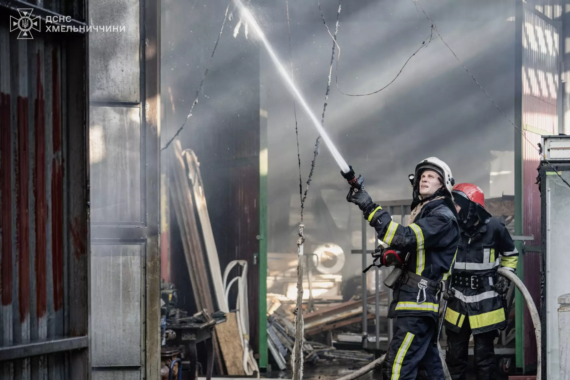 Новини Хмельницького - фото з 32 рятувальники гасили пожежу складу на Прибузькій (ФОТО, ВІДЕО)