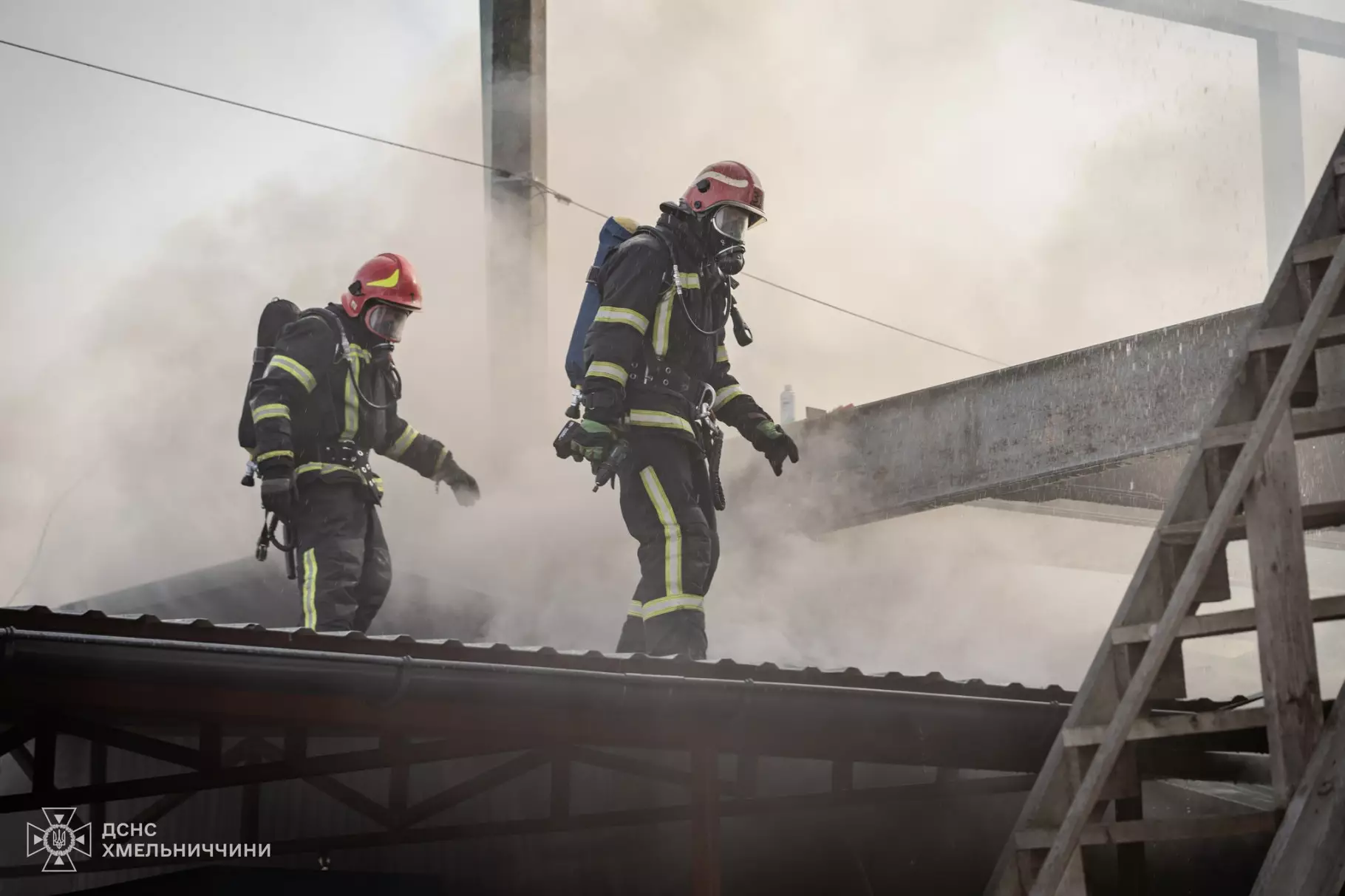 Новини Хмельницького - фото з 32 рятувальники гасили пожежу складу на Прибузькій (ФОТО, ВІДЕО)