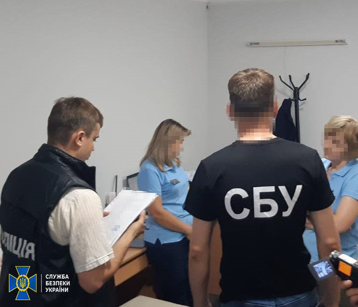 На зображенні може бути: 4 людини та текст