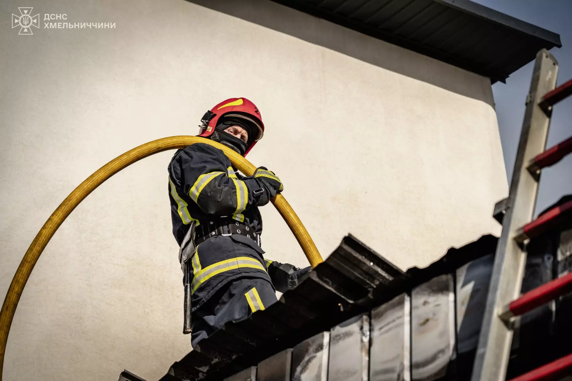 Новини Хмельницького - фото з 32 рятувальники гасили пожежу складу на Прибузькій (ФОТО, ВІДЕО)