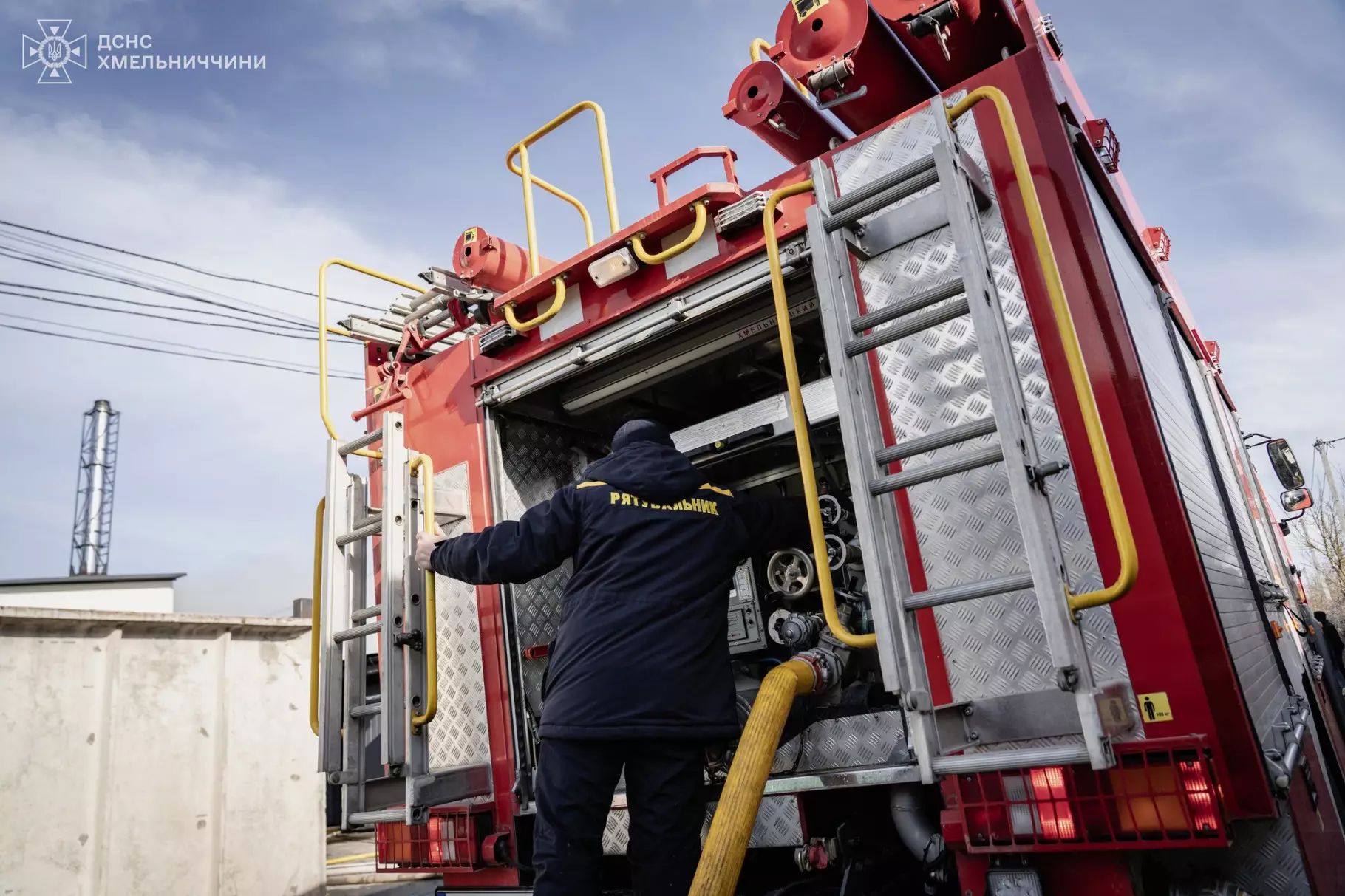 Новини Хмельницького - фото з 32 рятувальники гасили пожежу складу на Прибузькій (ФОТО, ВІДЕО)