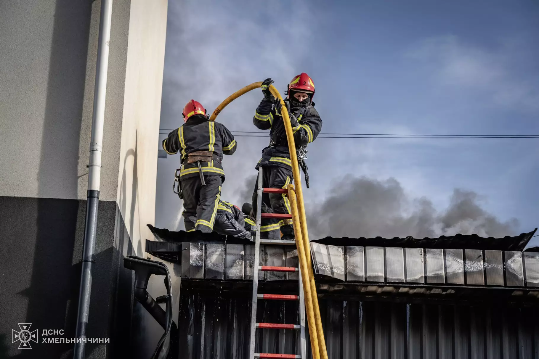 Новини Хмельницького - фото з 32 рятувальники гасили пожежу складу на Прибузькій (ФОТО, ВІДЕО)