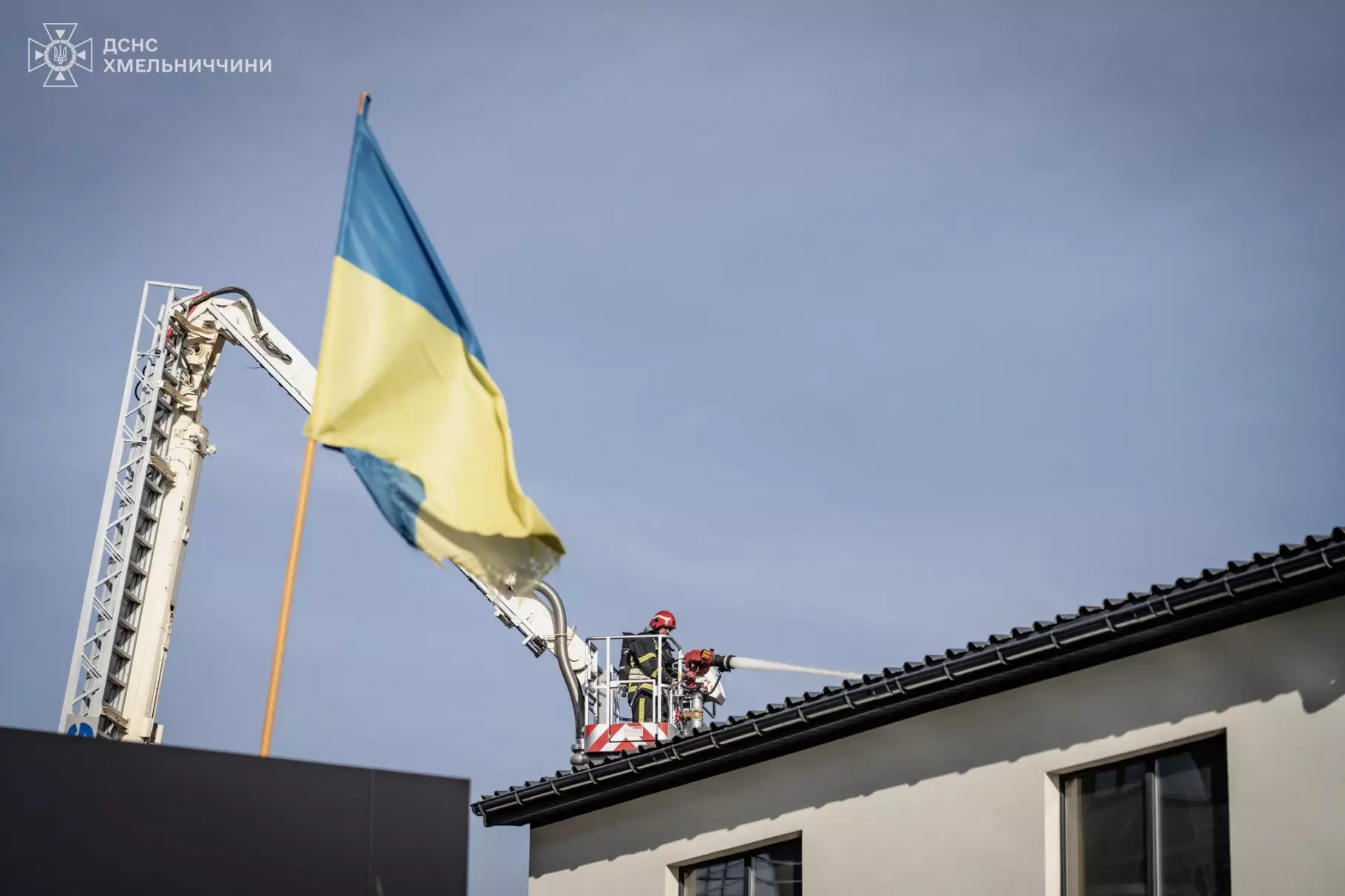 Новини Хмельницького - фото з 32 рятувальники гасили пожежу складу на Прибузькій (ФОТО, ВІДЕО)