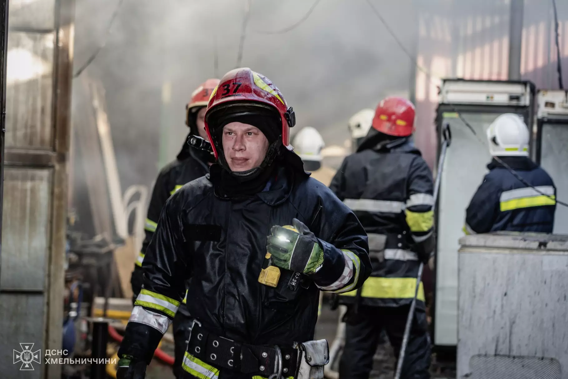 Новини Хмельницького - фото з 32 рятувальники гасили пожежу складу на Прибузькій (ФОТО, ВІДЕО)