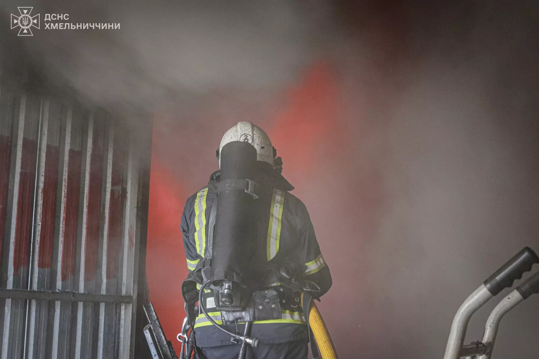 Новини Хмельницького - фото з 32 рятувальники гасили пожежу складу на Прибузькій (ФОТО, ВІДЕО)