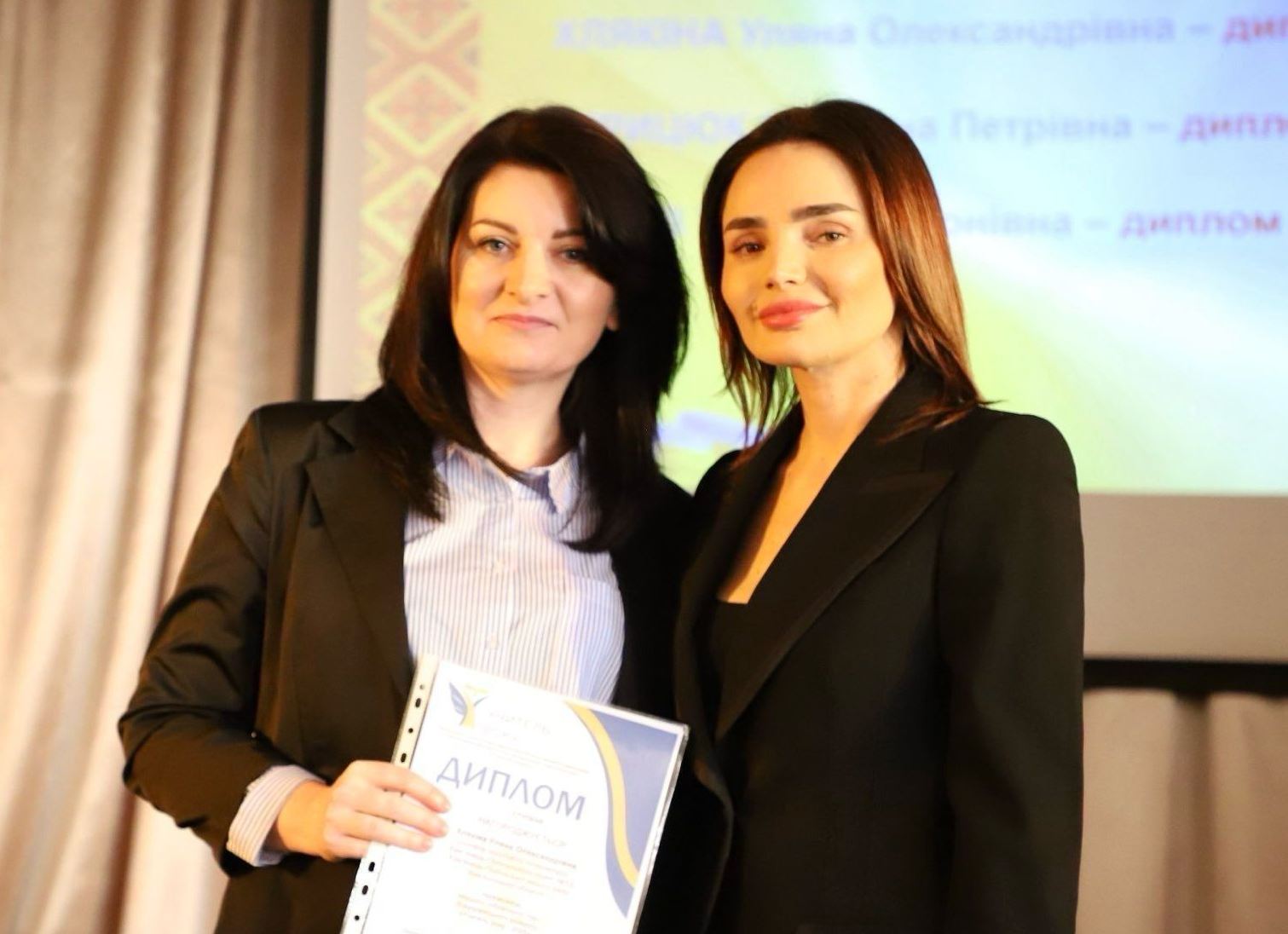 На зображенні може бути: 2 людини та текст