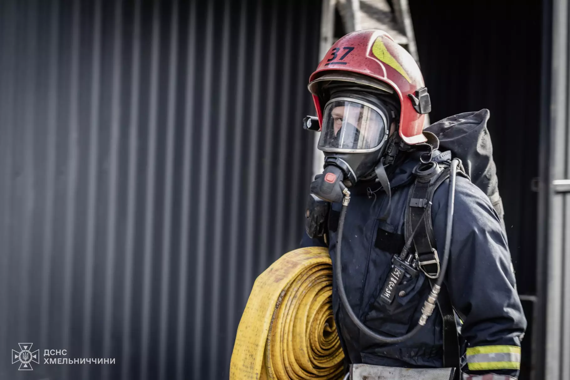 Новини Хмельницького - фото з 32 рятувальники гасили пожежу складу на Прибузькій (ФОТО, ВІДЕО)