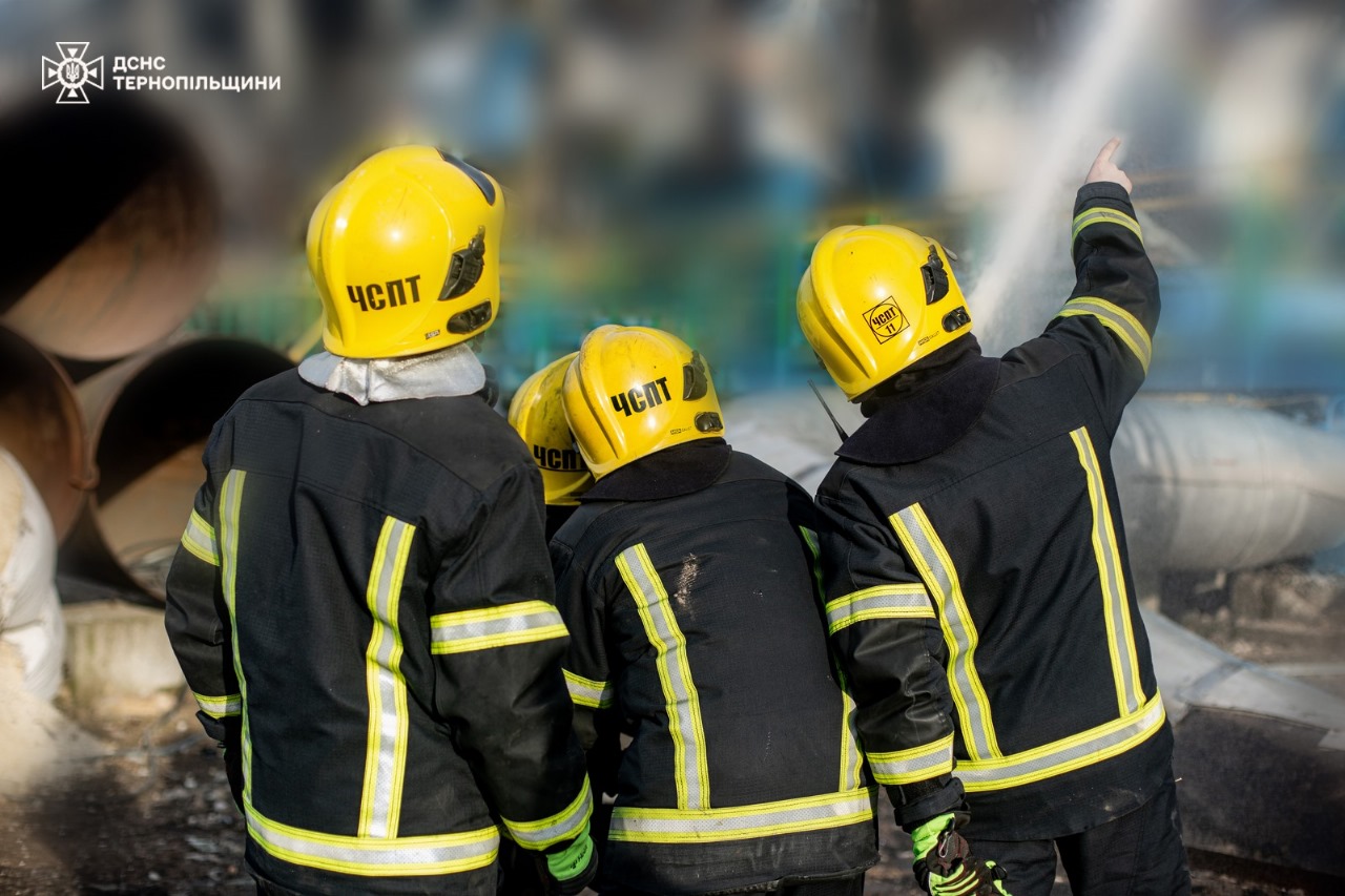 На зображенні може бути: 3 людини та текст