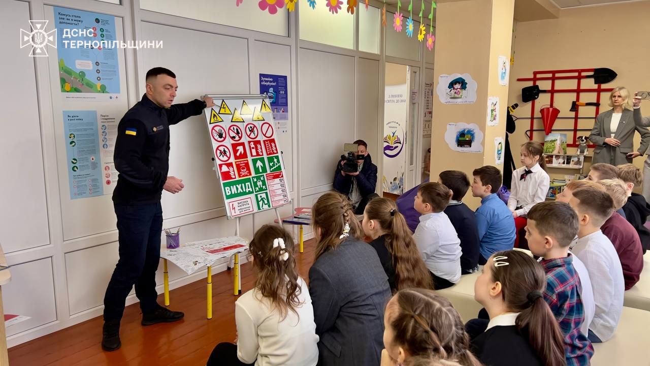 На зображенні може бути: 12 людей, люди навчаються, дитяча іграшка та текст