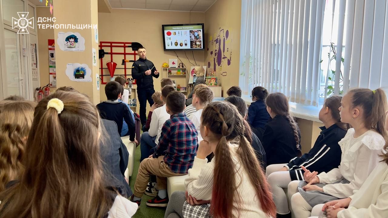 На зображенні може бути: ‎10 людей, люди навчаються, телевізор, скрипка та ‎текст «‎ДСНС ТЕРНОПΙЛЬЩИН I اتة E‎»‎‎