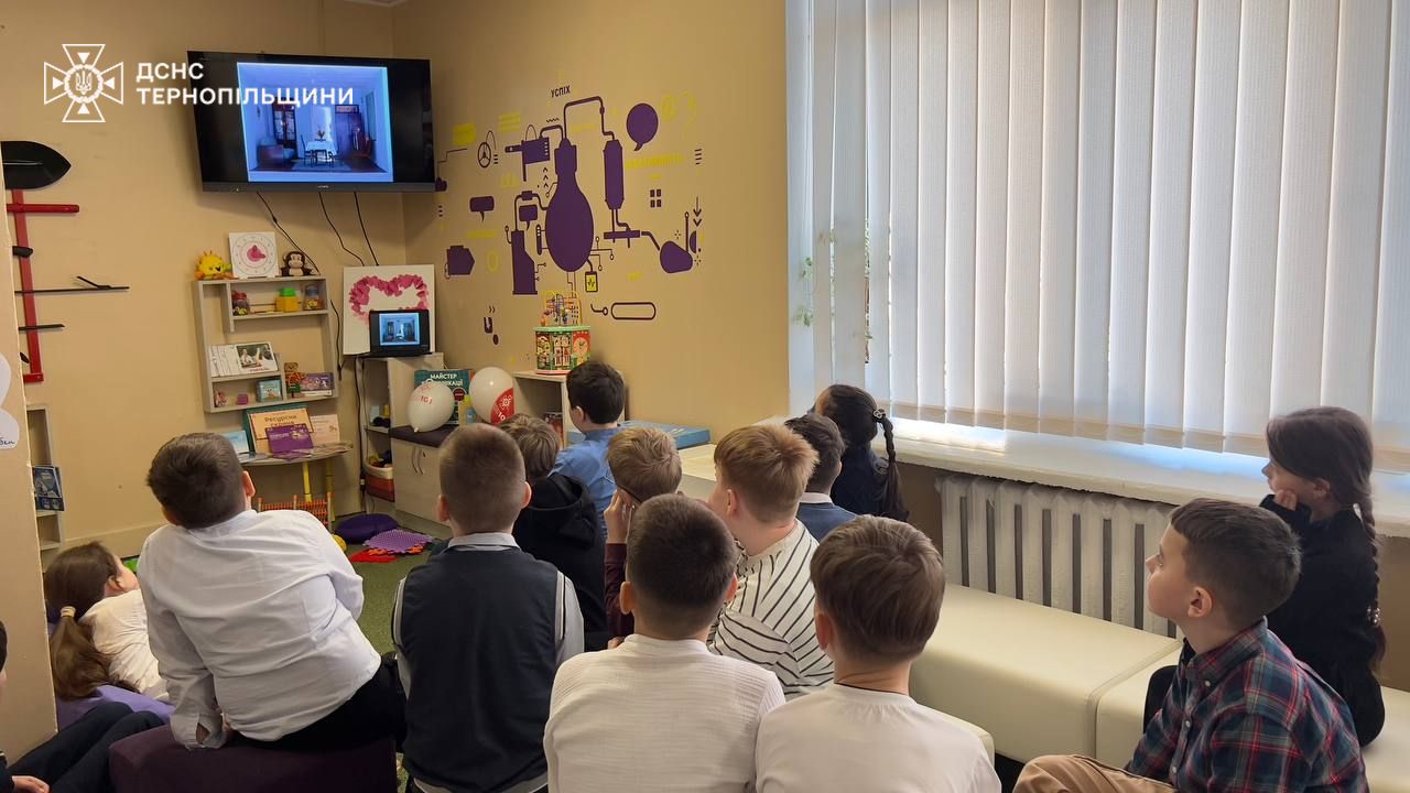 На зображенні може бути: 9 людей, люди навчаються та телевізор