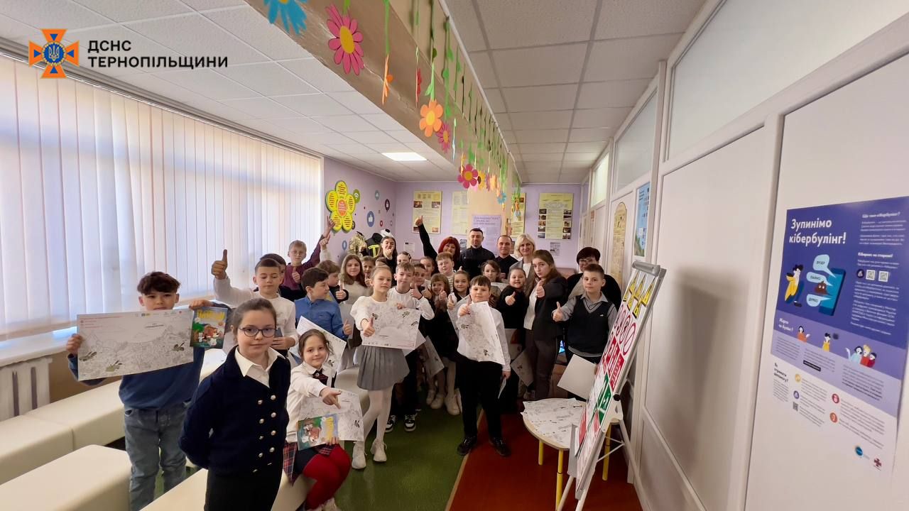 На зображенні може бути: 4 людини та текст