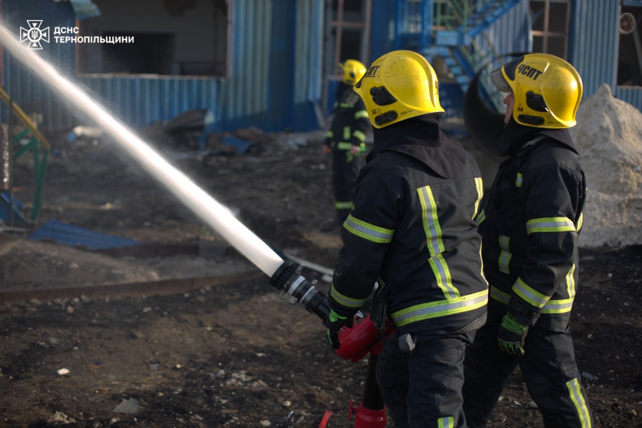 На зображенні може бути: 2 людини та текст