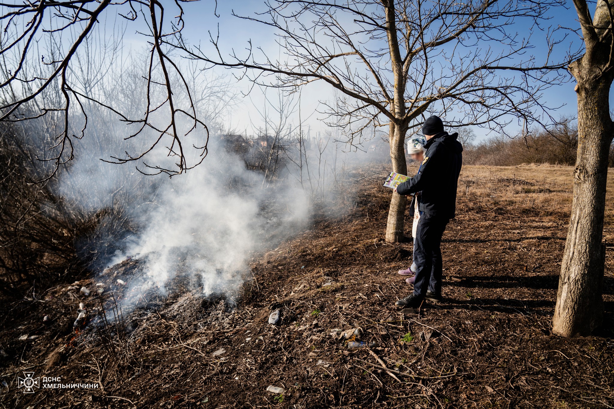 Новини Хмельницького - фото з На Хмельниччині паліїв сухої рослинності шукали дронами На зображенні може бути: 1 особа, трава та дерево