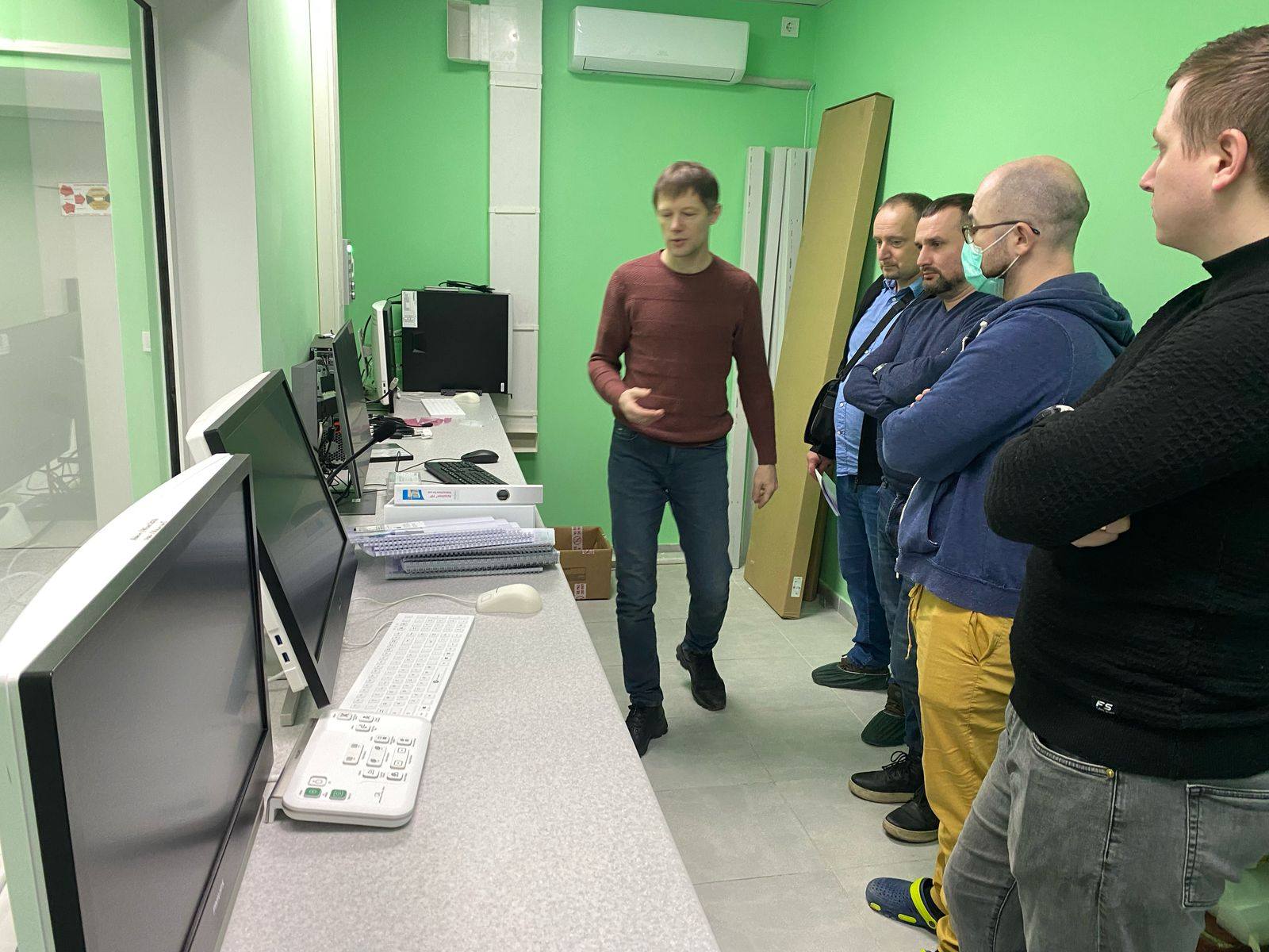 Новини Хмельницького - фото з У серцево-судинному центрі встановили новий ангіограф На зображенні може бути: 4 людини, люди навчаються, телевізор, відділ новин та текст