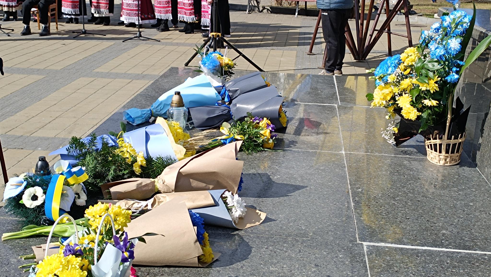 Новини Тернополя - фото з Поклали квіти до пам’ятника Тарасу Шевченку з нагоди 211-ї річниці від Дня народження Кобзаря