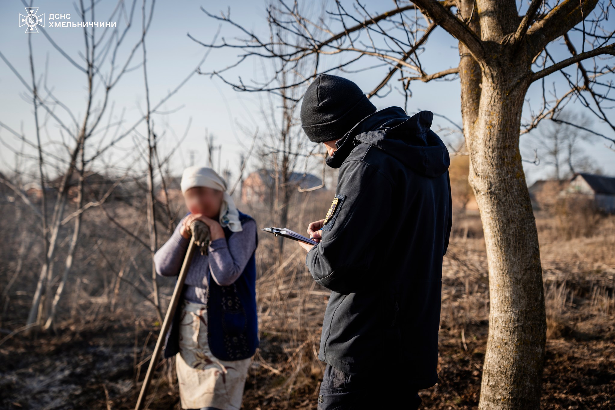 Новини Хмельницького - фото з На Хмельниччині паліїв сухої рослинності шукали дронами На зображенні може бути: 2 людини та дитина