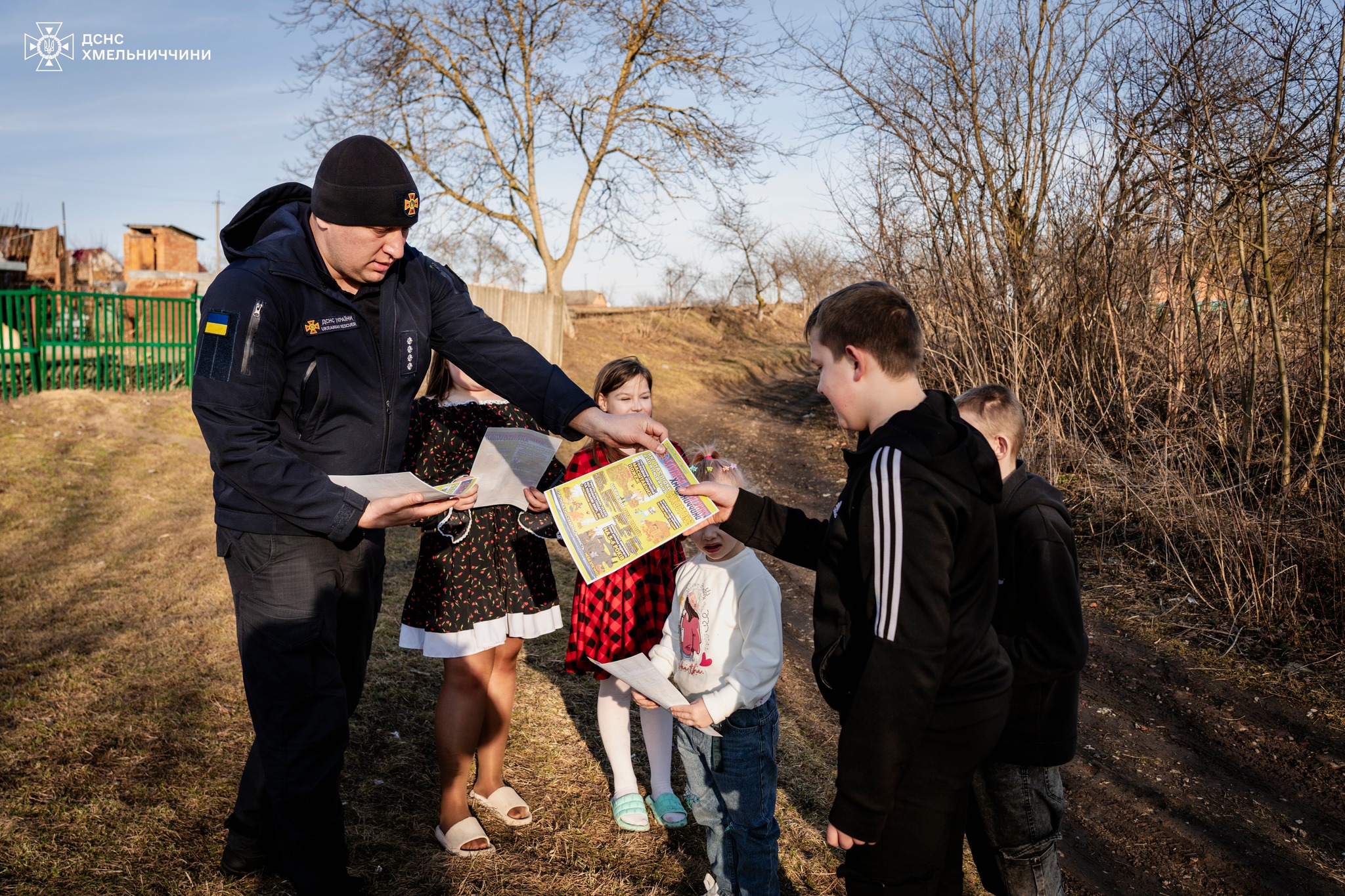 Новини Хмельницького - фото з На Хмельниччині паліїв сухої рослинності шукали дронами На зображенні може бути: 3 людини, дитина та трава