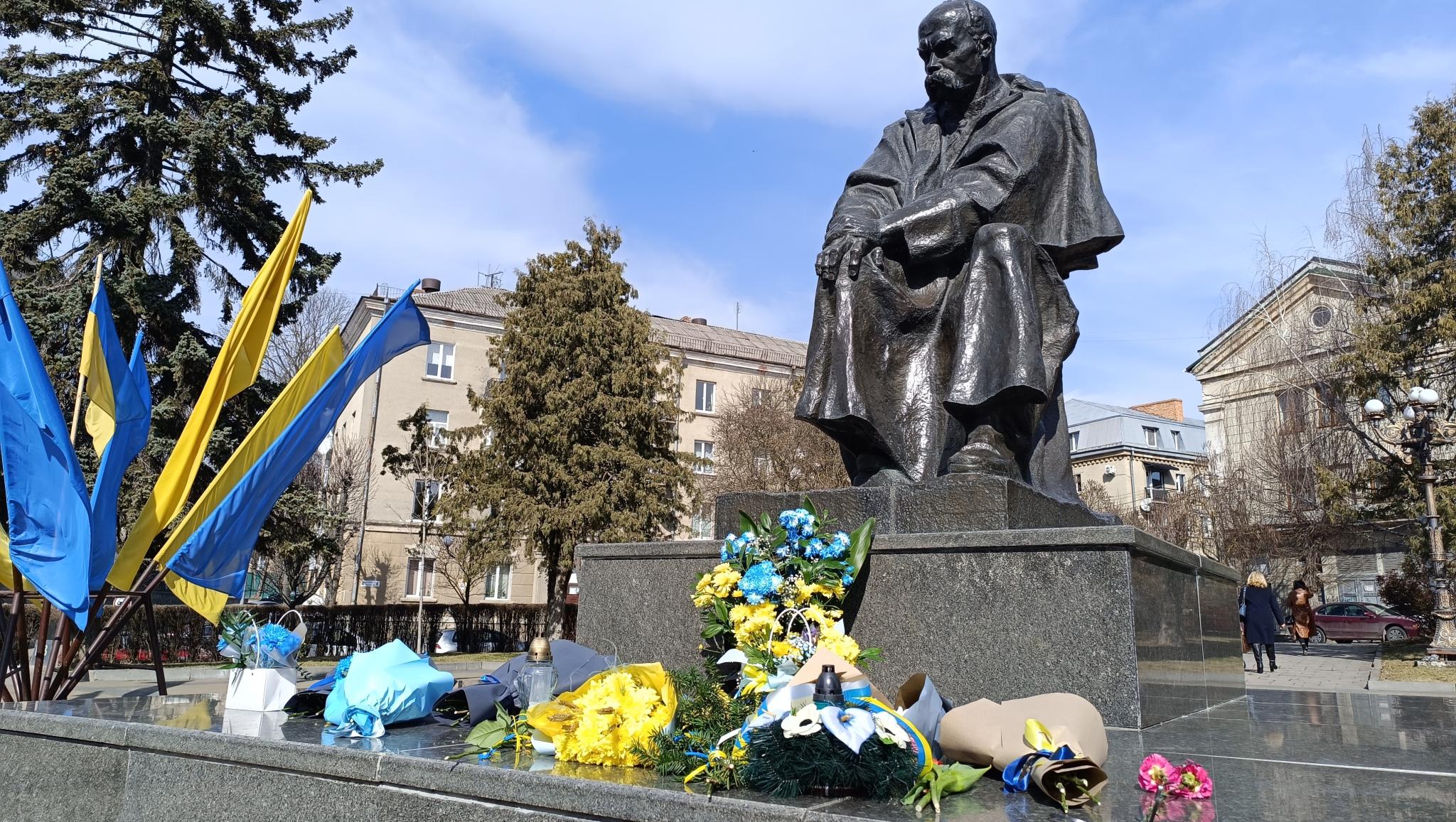 Новини Тернополя - фото з Поклали квіти до пам’ятника Тарасу Шевченку з нагоди 211-ї річниці від Дня народження Кобзаря