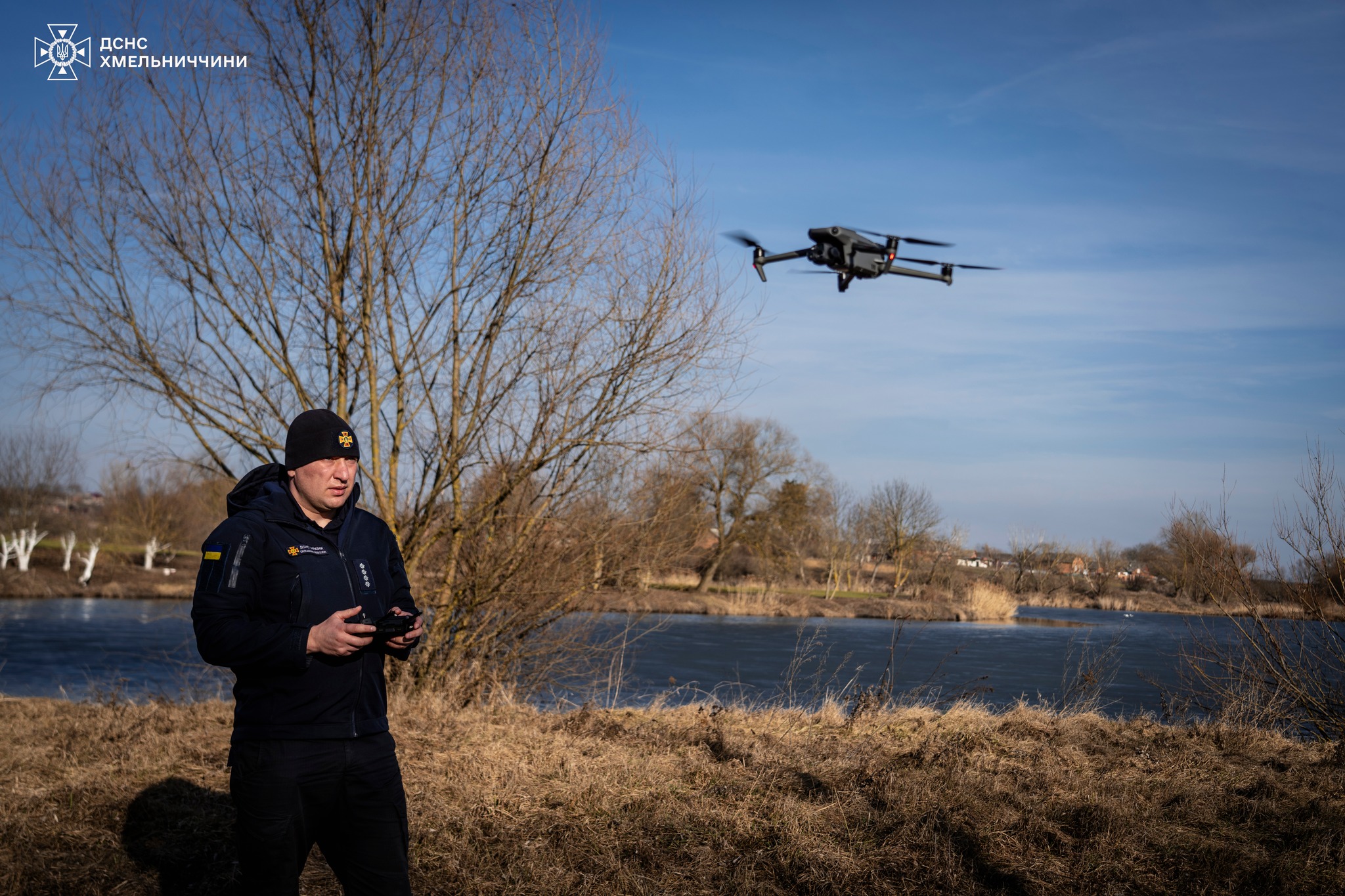 Новини Хмельницького - фото з На Хмельниччині паліїв сухої рослинності шукали дронами На зображенні може бути: 1 особа, вертоліт та текст