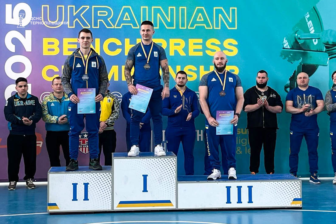 Новини Тернополя - фото з Рятувальник з Тернопільщини переміг на Чемпіонаті України з жиму лежачи На зображенні може бути: 9 людей та текст «ما TEPHO ACHC UKRAINIAN ЛюwиЙ 2z C TEPHOnИЛbWИ BENCIRESS ICH E TCИ PRESS チ ΛΙ VSH ISHAR 時 回 PARIANE LEI 飲品 日 H II I III»