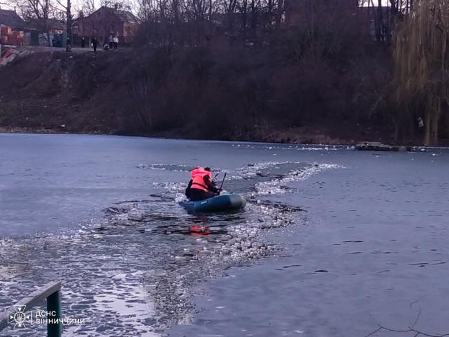 Новини Вінниці - фото з Відчайдухи на тонкій кризі: у Вінниці двох чоловіків ледве врятували зі ставка