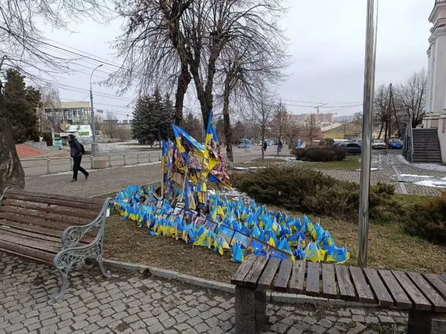 Новини Вінниці - фото з Батько загиблого воїна Іван Плотиця закликає повернути портрети Героїв до Вежі
