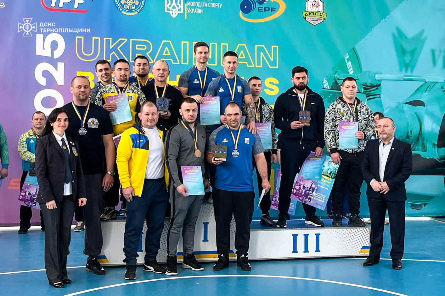 Новини Тернополя - фото з Рятувальник з Тернопільщини переміг на Чемпіонаті України з жиму лежачи На зображенні може бути: 8 людей та текст «너수 MOЛOAИ OnL T TA CnOPTy yKPAЙHИ EPF AЮCW ACHC TEPHOnИЛbWИHИ ល ما UKRAIGJLAN S 香. ร I III»