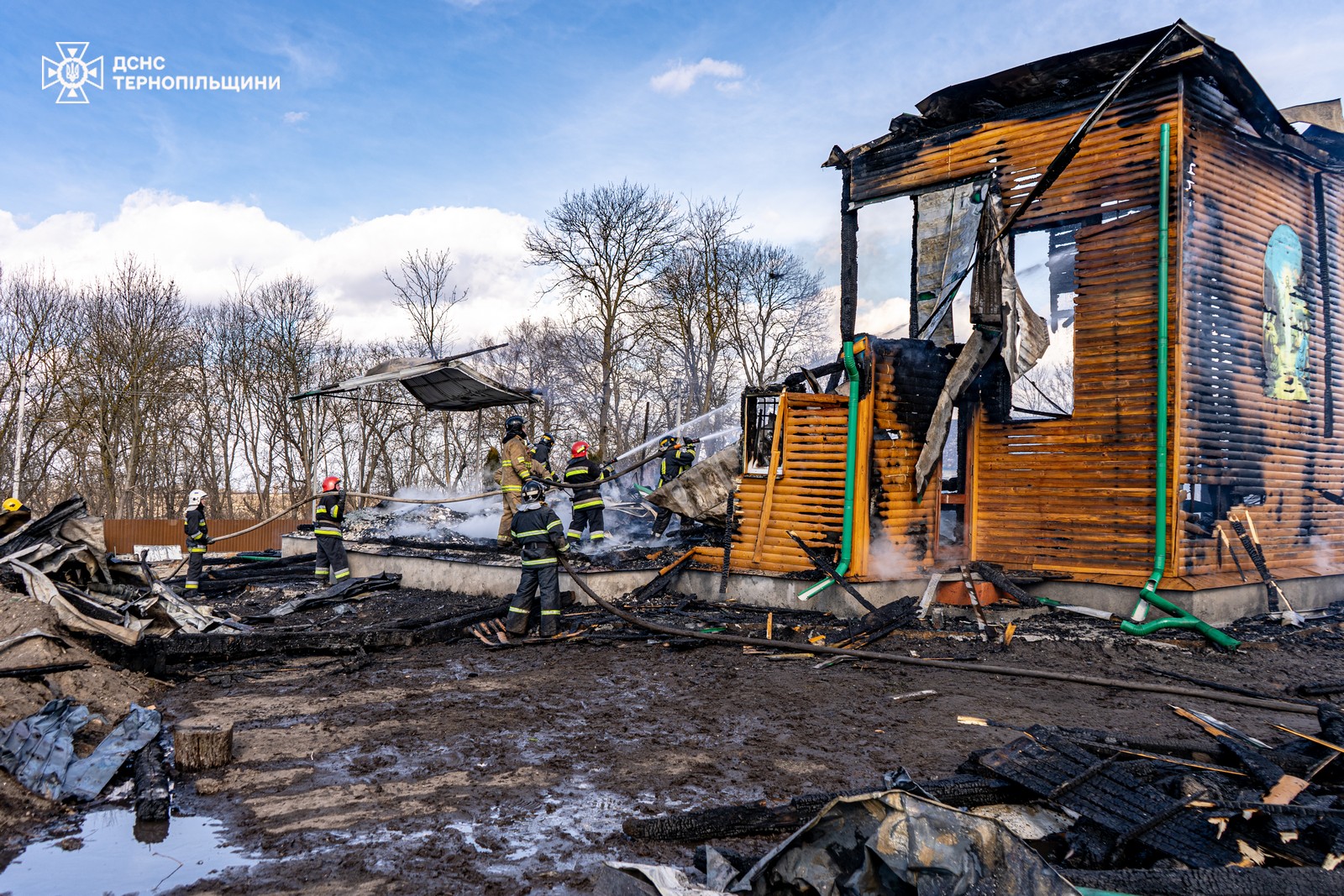 На зображенні може бути: 5 людей, склад лісоматеріалів та текст