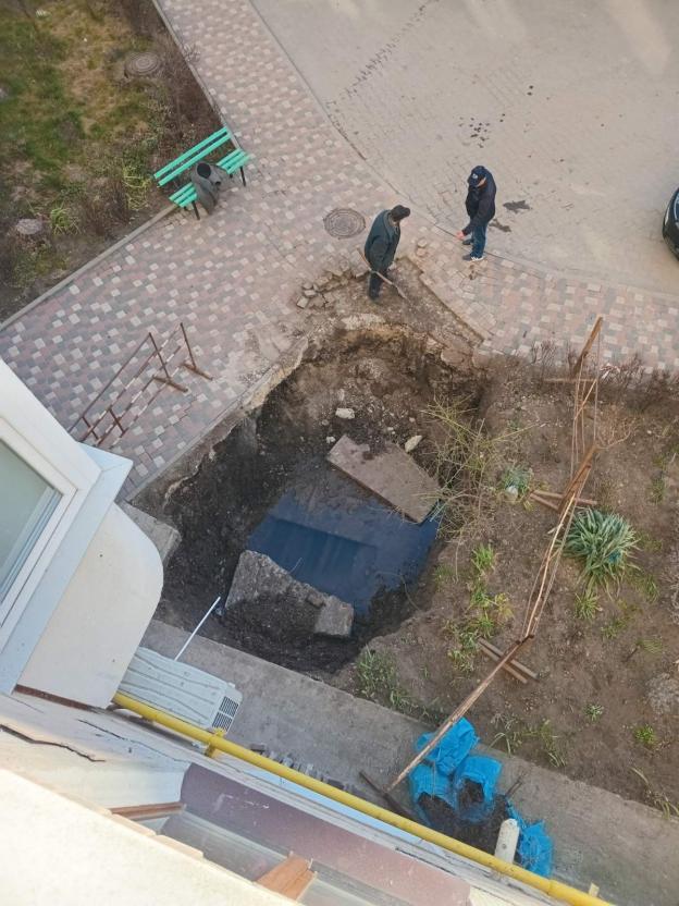 Новини Тернополя - фото з «Знову розрили нам весь тротуар». Жителі 15 Квітня не один рік просять нову теплотрасу