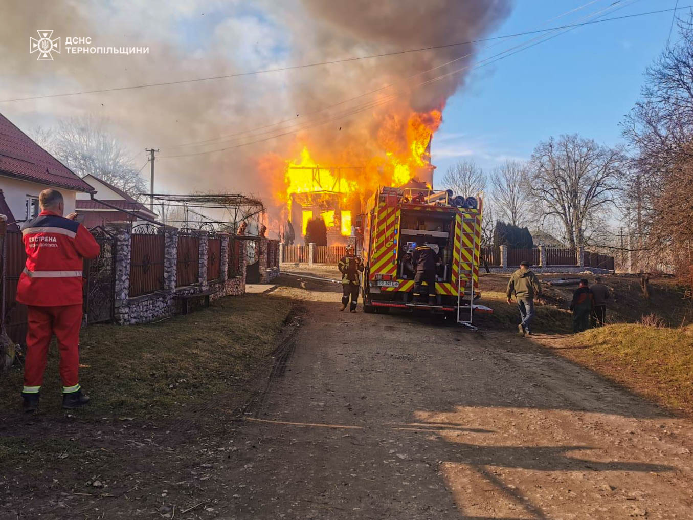 На зображенні може бути: 6 людей, вогонь та текст