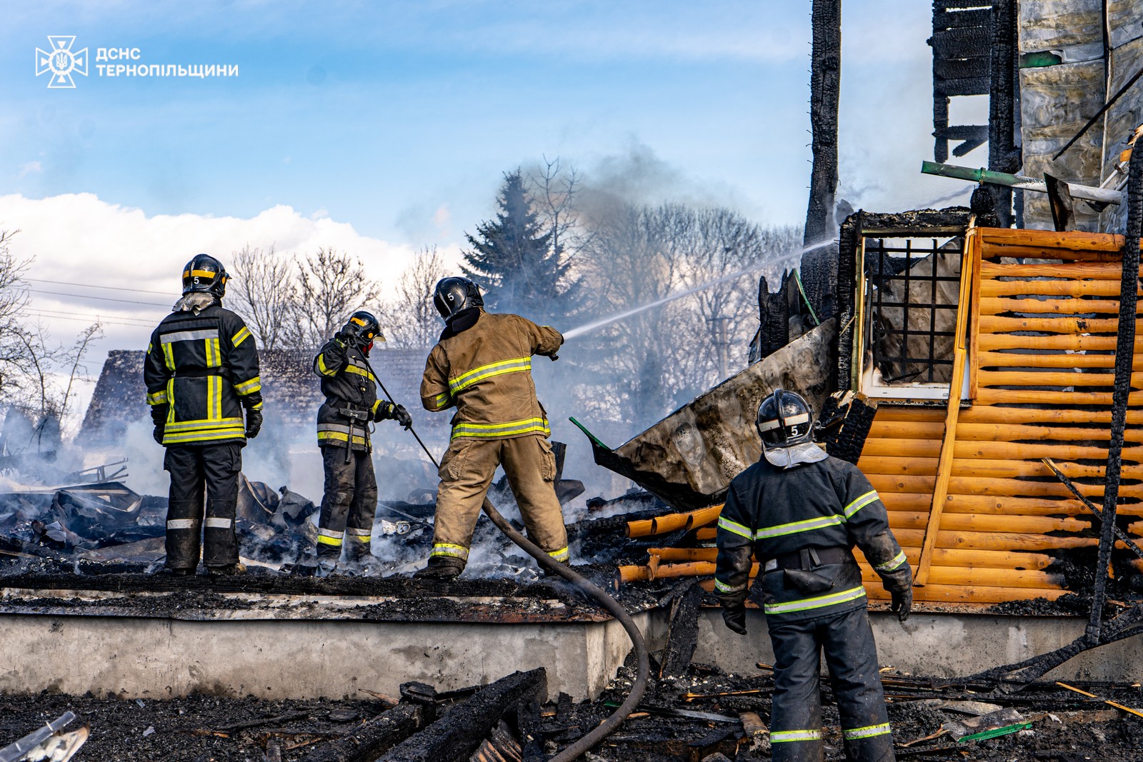 На зображенні може бути: 4 людини, вогонь та текст