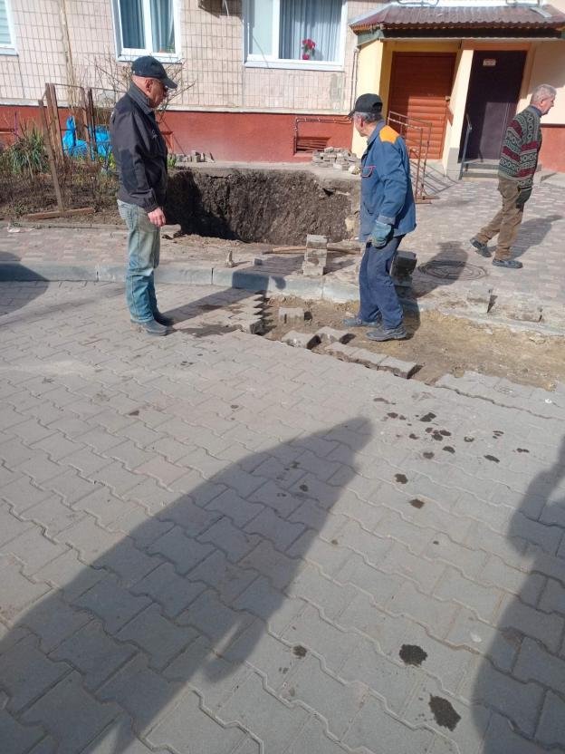 Новини Тернополя - фото з «Знову розрили нам весь тротуар». Жителі 15 Квітня не один рік просять нову теплотрасу