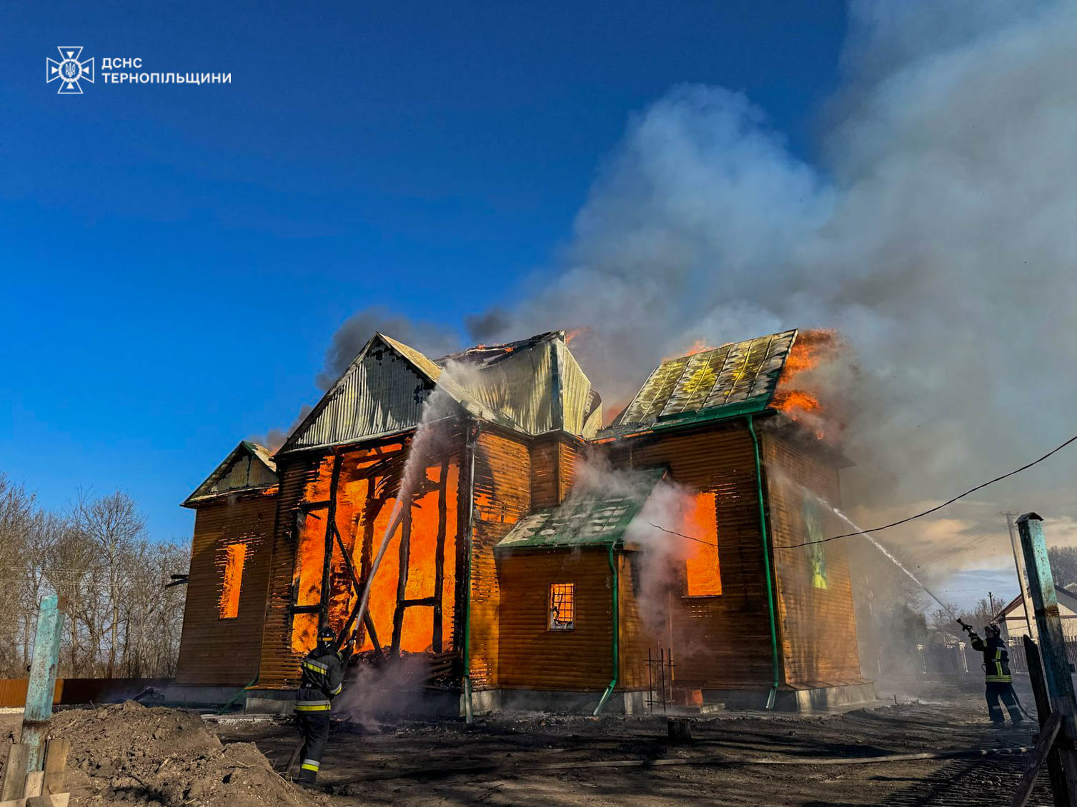 На зображенні може бути: 2 людини, вогонь та текст