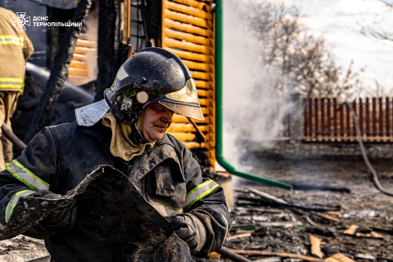 На зображенні може бути: 2 людини та текст