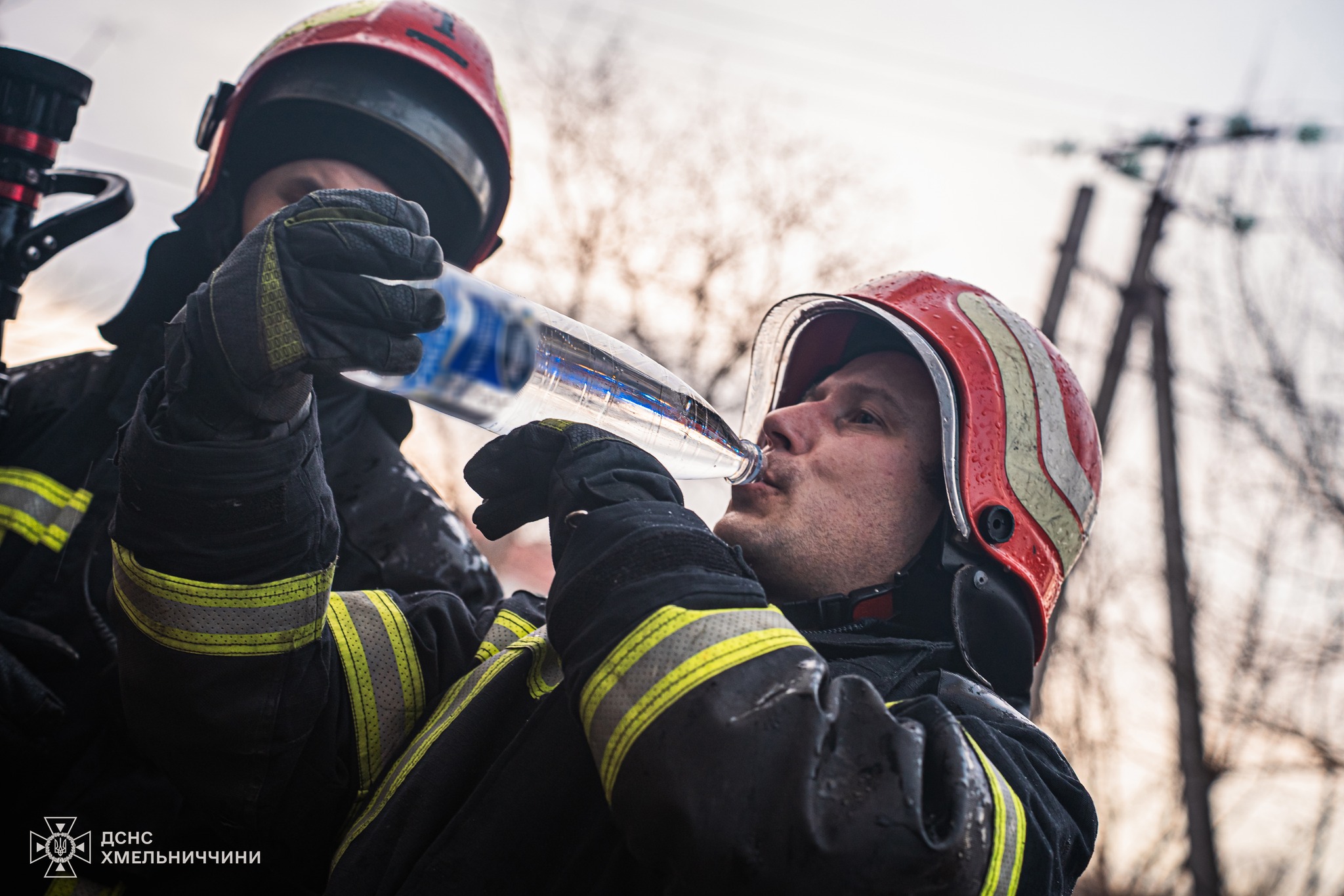 Новини Хмельницького - фото з У Хмельницькому через підпал трави загорівся будинок На зображенні може бути: 2 людини та текст