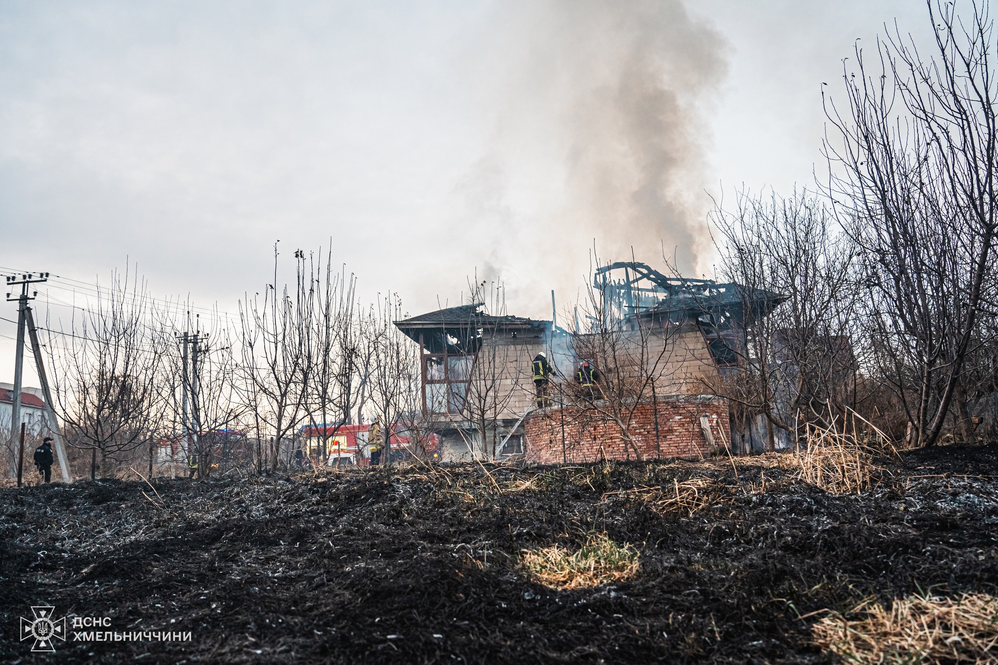 Новини Хмельницького - фото з У Хмельницькому через підпал трави загорівся будинок На зображенні може бути: вогонь та нафтопереробний завод