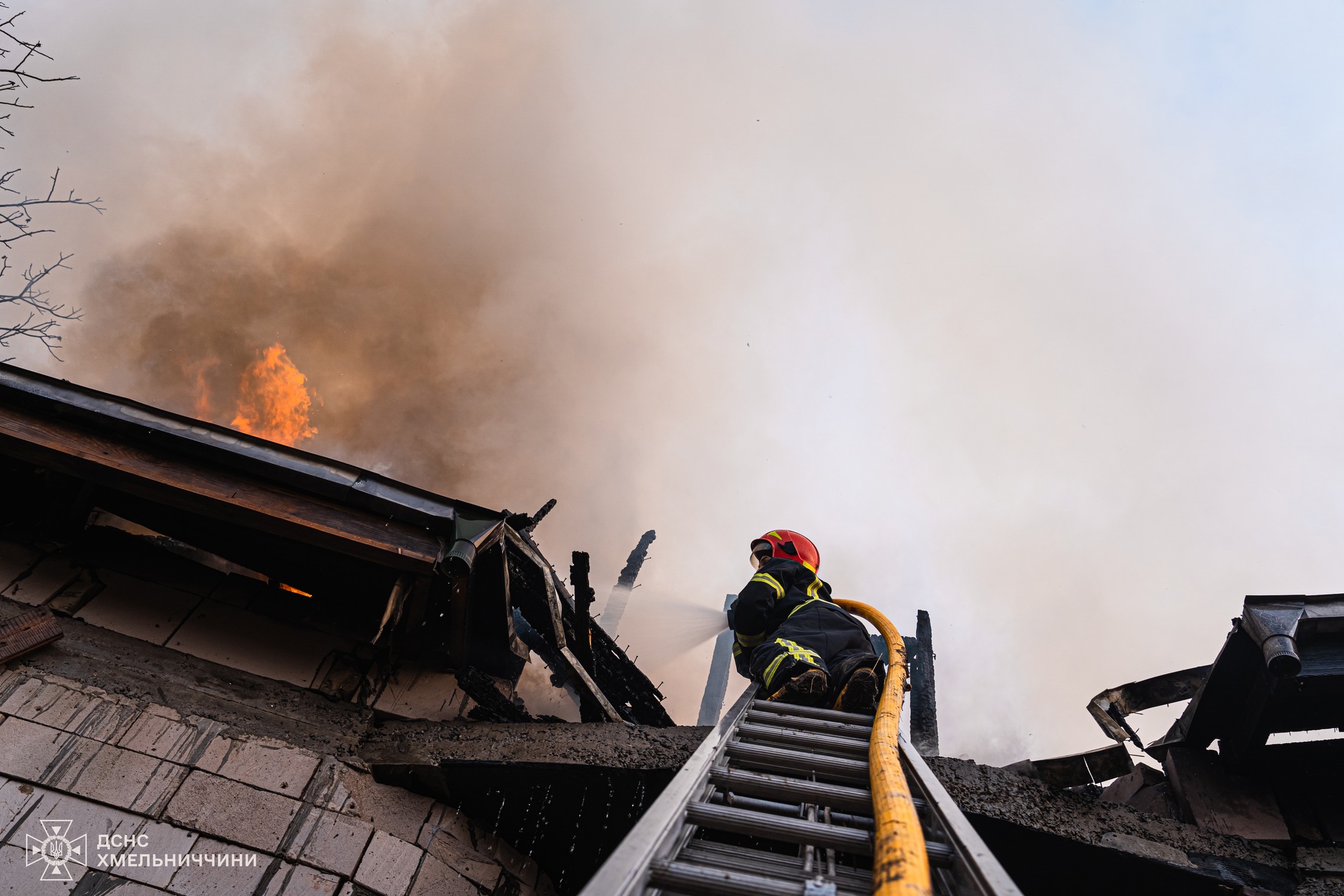 Новини Хмельницького - фото з У Хмельницькому через підпал трави загорівся будинок На зображенні може бути: 1 особа, вогонь та текст