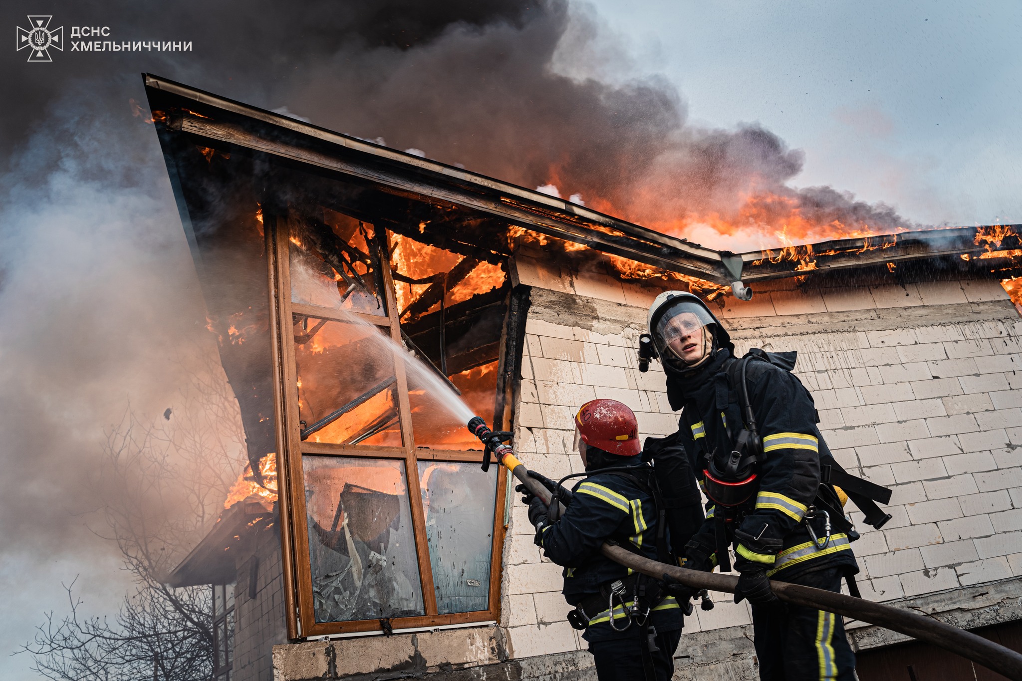 Новини Хмельницького - фото з У Хмельницькому через підпал трави загорівся будинок На зображенні може бути: 2 людини, вогонь та текст