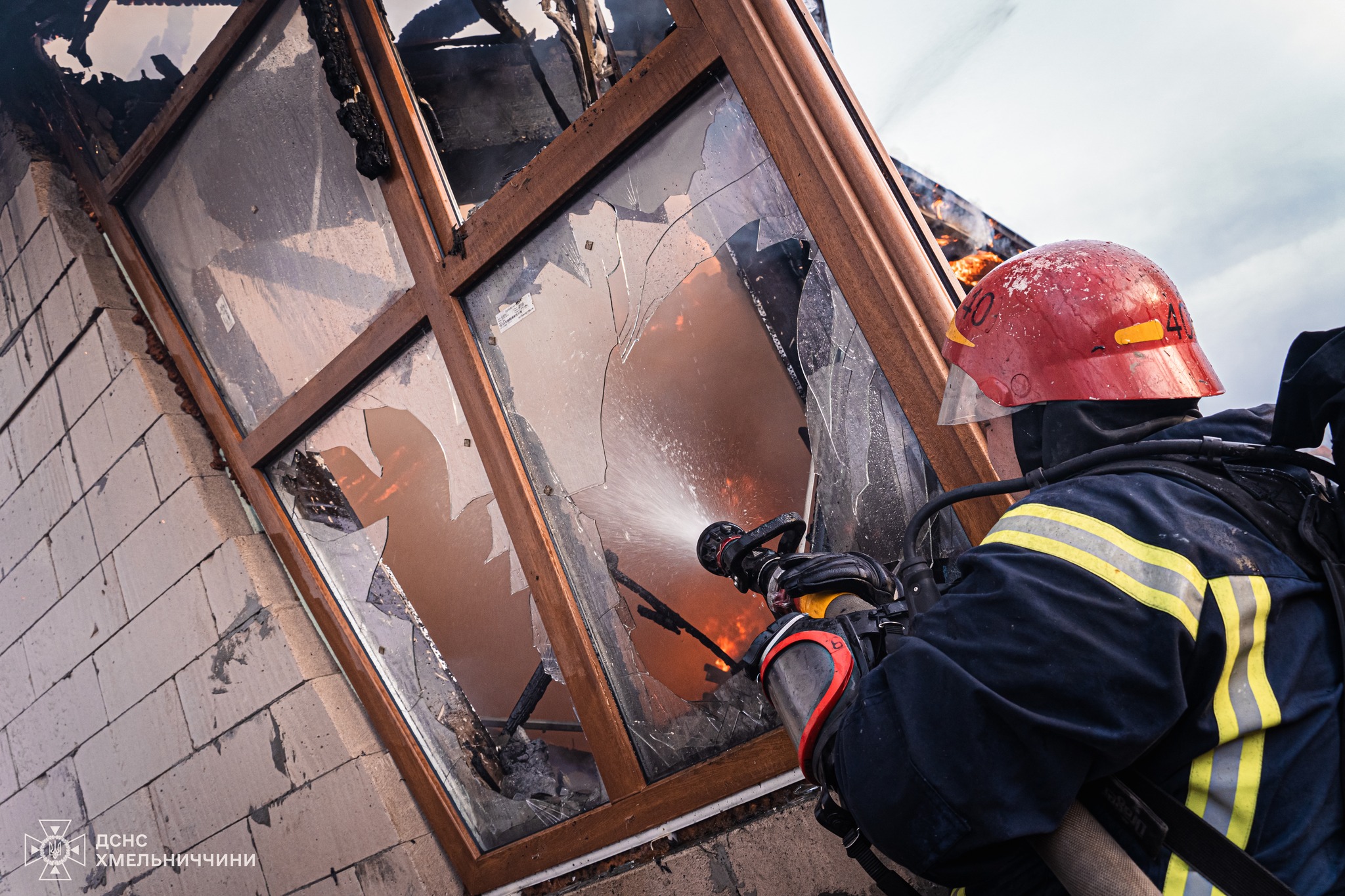 Новини Хмельницького - фото з У Хмельницькому через підпал трави загорівся будинок На зображенні може бути: 1 особа та текст