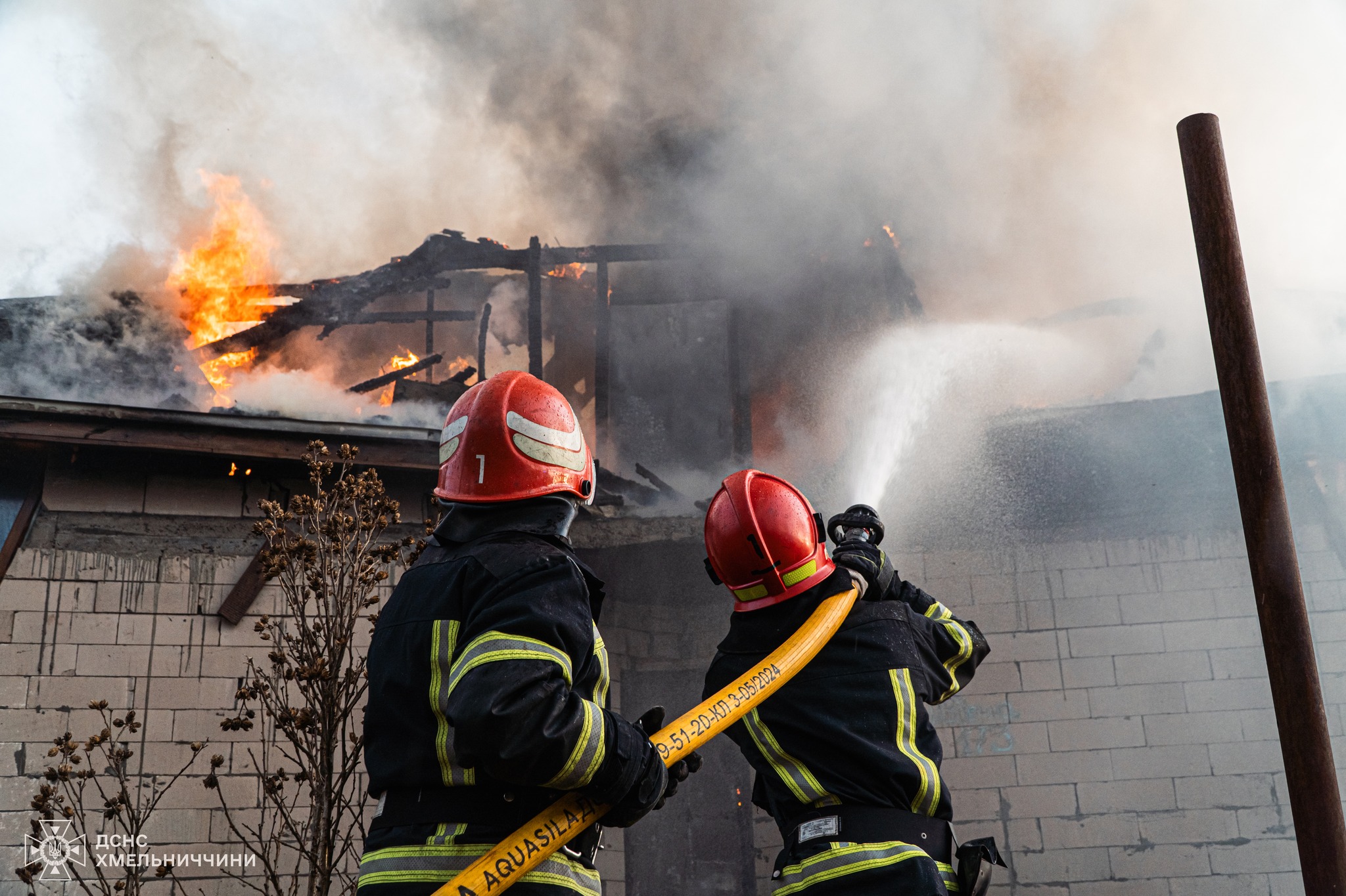 Новини Хмельницького - фото з У Хмельницькому через підпал трави загорівся будинок На зображенні може бути: 2 людини, вогонь та текст