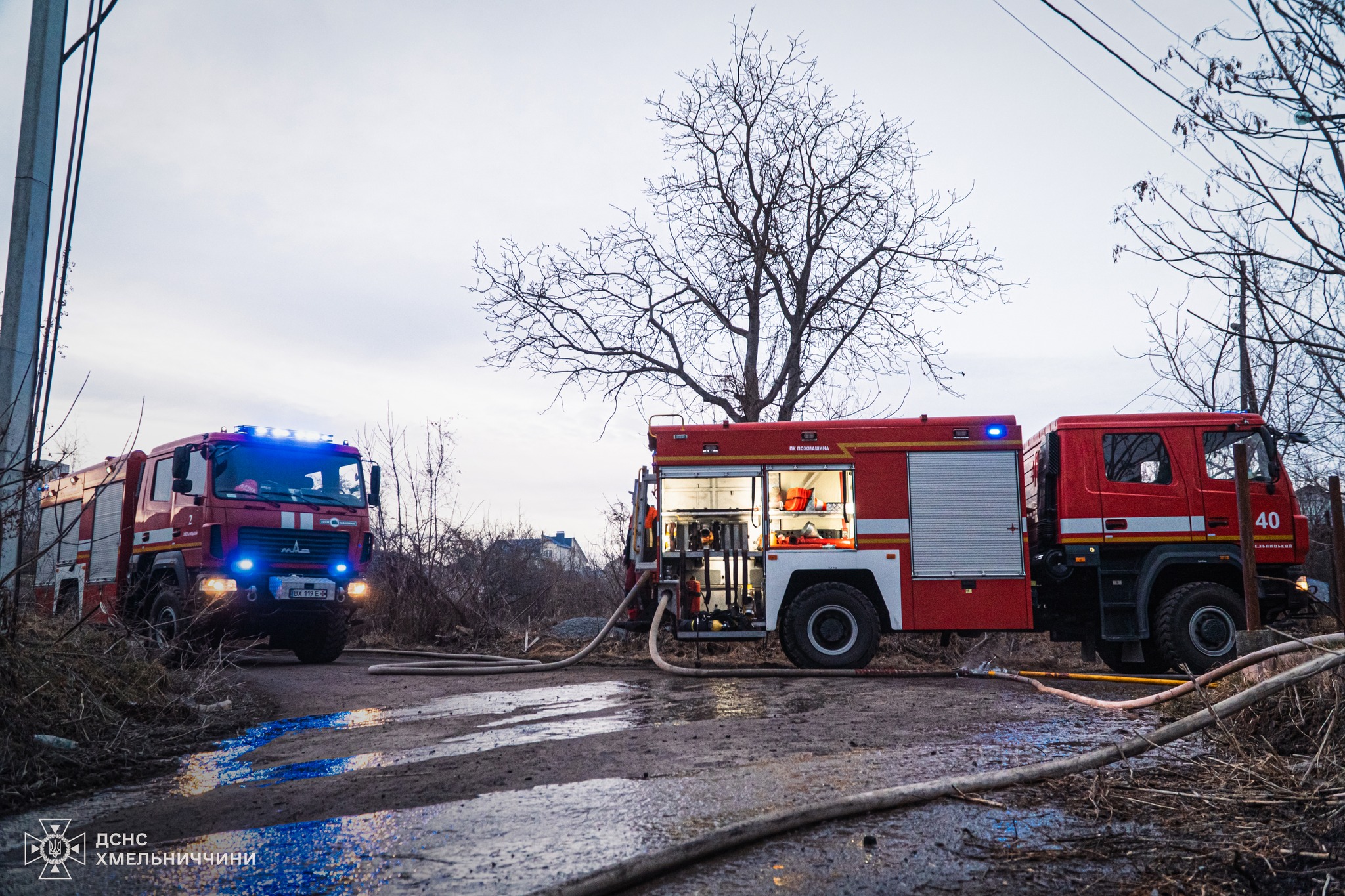 Новини Хмельницького - фото з У Хмельницькому через підпал трави загорівся будинок На зображенні може бути: швидка допомога та текст