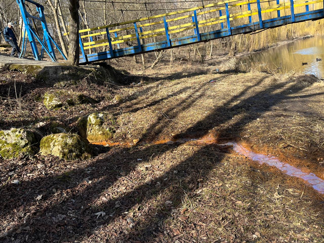 Іржа з розводами стікає до річки у парку «Сопільче». Після звернення «20 хвилин» фахівці провели дослідження

                                
                                                            









                                    