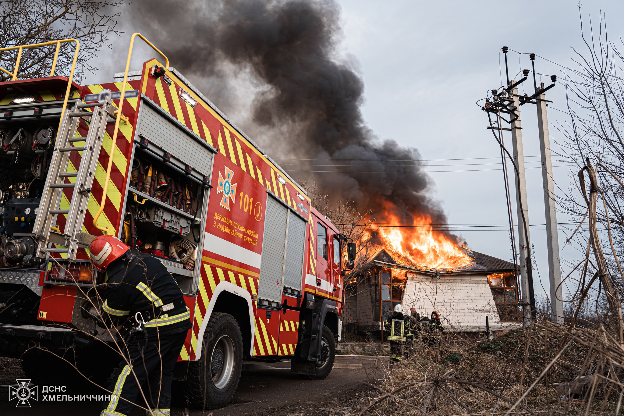Новини Хмельницького - фото з У Хмельницькому через підпал трави загорівся будинок На зображенні може бути: 1 особа, вогонь та текст